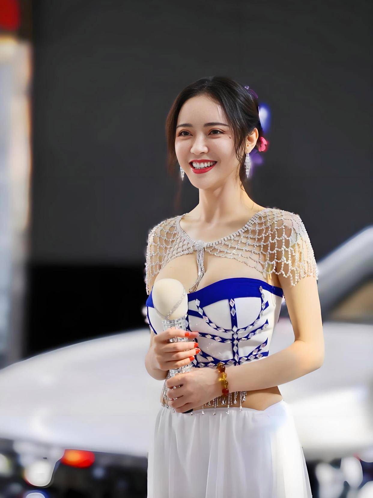 的3部电影这魔鬼身材不愧是模特出身！j9九游真人游戏第一平台潘春春最惊艳(图9)